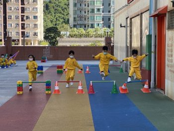 高班運動日，欣賞各人的長處，大家都十分盡力完成比賽呢！We tried our best in the hurdle race.